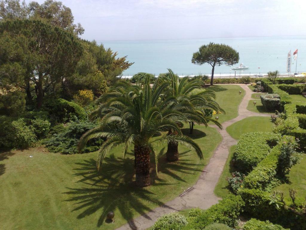 Bel Appartement Les Pieds Dans L'Eau Villeneuve-Loubet Esterno foto
